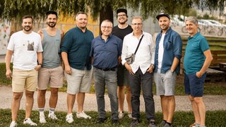 Medienaperitif | Foto: © Harald Wisthaler Gruppe von acht Männern posiert vor einem großen Baum im Park