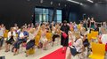 Spannung bei der Präsentation des Umstylings © lvh.apa Frau läuft auf rotem Teppich vor applaudierendem Publikum in modernem Raum