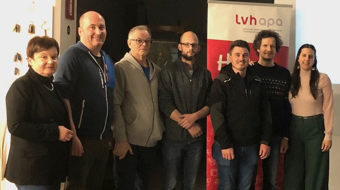 Novità di valore in ambito di Ente Bilaterale e contratto d’Apprendistato Gruppo di sette persone davanti a uno striscione lvhapa in una stanza