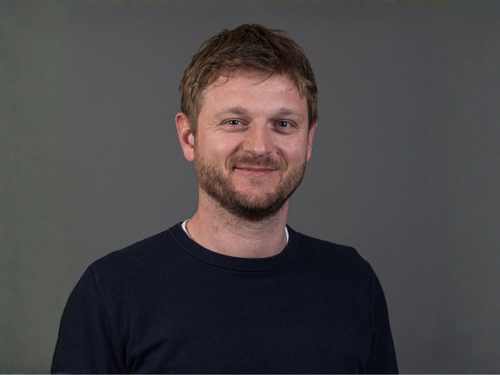 Ortsversammlung in Margreid: Große Pläne für 2026 Porträt eines lächelnden Mannes mit Bart vor grauem Hintergrund