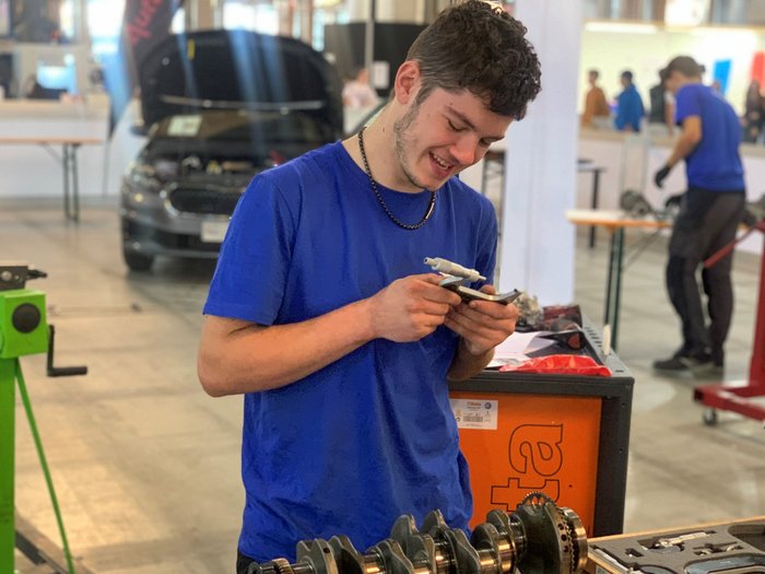 WorldSkills Italy: Obiettivo Lione Giovane che misura pezzo di auto con calibro in officina