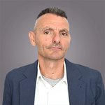 Das lvh-Team Porträt eines Mannes mit kurzen Haaren in Anzugjacke vor grauem Hintergrund