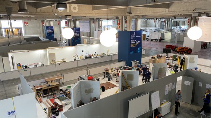 A Bolzano tutto pronto per i campionati mondiali dei mestieri WorldSkills Vista di una officina con aree di costruzione e piastrellatura in un capannone industriale