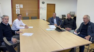 © lvh.apa Fünf Männer sitzen an einem langen Besprechungstisch in einem Büro