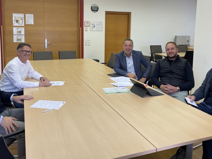 © lvh.apa Fünf Männer sitzen an einem langen Besprechungstisch in einem Büro