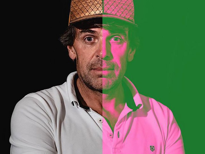 Christian Plancker Uomo con cappello, metà normale, metà con filtro verde e rosa
