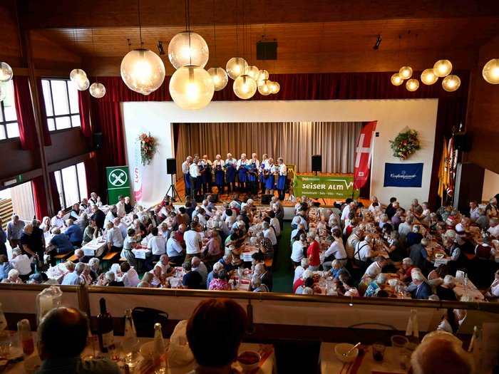 Gli Artigiani Anziani si sono incontrati a Siusi allo Sciliar Grande riunione di persone che partecipano a un concerto e pranzo in una sala