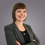 Das lvh-Team Porträt einer lächelnden Frau mit kurzem braunem Haar und blauem Blazer