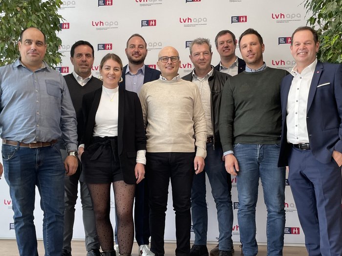 Imprese movimento terra: continuare a lavorare nel solco dell’innovazione Gruppo di nove persone davanti a banner lvh.apa e generation H