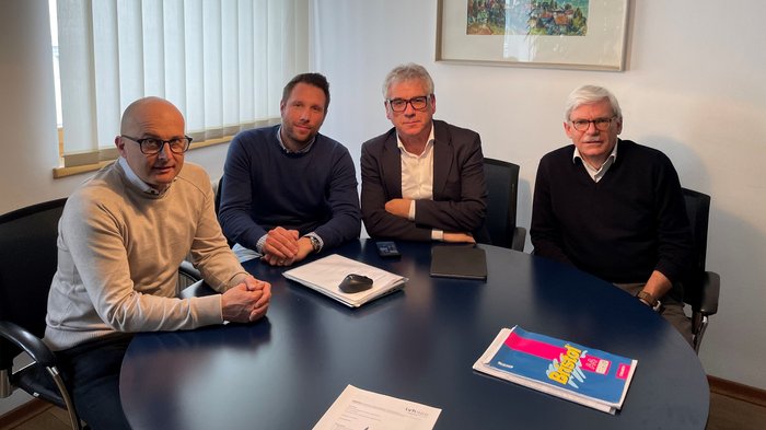 Wichtiges Treffen zwischen Baugruppe im lvh und Vertretern des Gemeindenverbands Vier Männer in einem Büro sitzen an einem runden Tisch bei einem Treffen