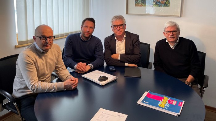 Importante incontro tra il gruppo Edilizia di lvh.apa e i rappresentanti del Consorzio dei Comuni Quattro uomini seduti attorno a un tavolo in un ufficio durante una riunione