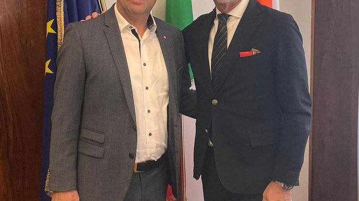 Arte in Piazza Municipio – e un dialogo sulle emozioni suscitate Arte in Piazza Municipio – e un dialogo sulle emozioni suscitate