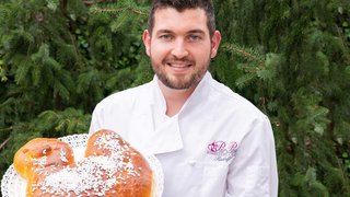 News Bäcker präsentiert zwei große Osterlämmer aus Hefeteig mit Zuckerstreuseln