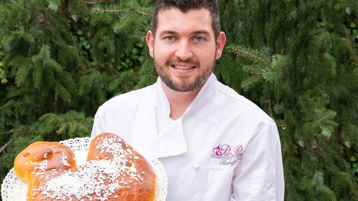 Oster-Spezialitäten mit Herz und Tradition Bäcker präsentiert zwei große Osterlämmer aus Hefeteig mit Zuckerstreuseln