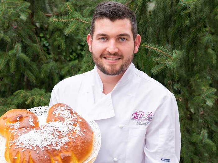 Oster-Spezialitäten mit Herz und Tradition Bäcker präsentiert zwei große Osterlämmer aus Hefeteig mit Zuckerstreuseln