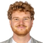 Unterland Porträt eines lächelnden jungen Mannes mit roten Locken und Bart