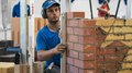 EuroSkills 2023: adesso bisogna concentrarsi! Muratore controlla con livella una parete in mattoni