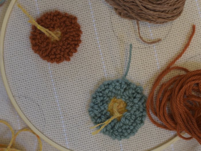 Workshop di “Punch Needle” alla VHS Südtirol: la creatività si unisce alla tradizione Tela ricamata con telaio per ricamo e fili di lana di diversi colori