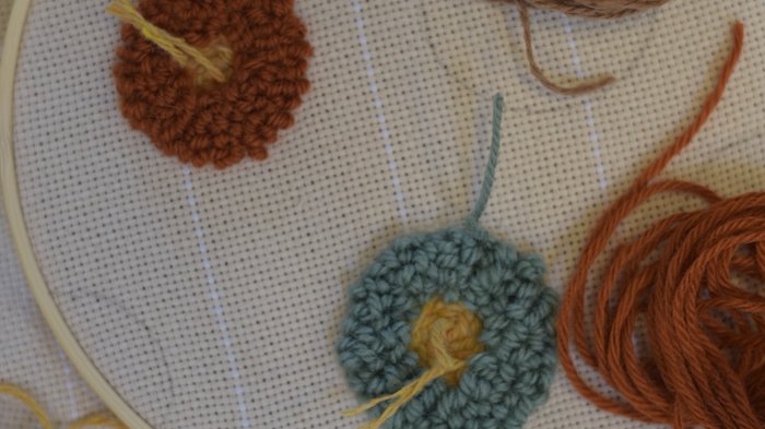 „Punch Needle“ Workshop an der VHS Südtirol: Kreativität und Tradition vereint Bestickter Stoff mit Stickrahmen und Wollfäden in verschiedenen Farben