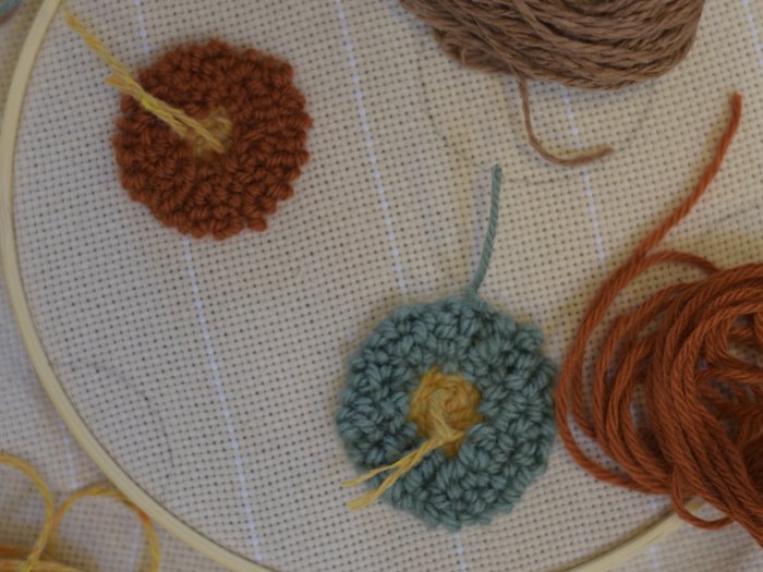 „Punch Needle“ Workshop an der VHS Südtirol: Kreativität und Tradition vereint Bestickter Stoff mit Stickrahmen und Wollfäden in verschiedenen Farben