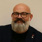 Friseure Porträt eines Mannes mit Brille und vollem grauen Bart