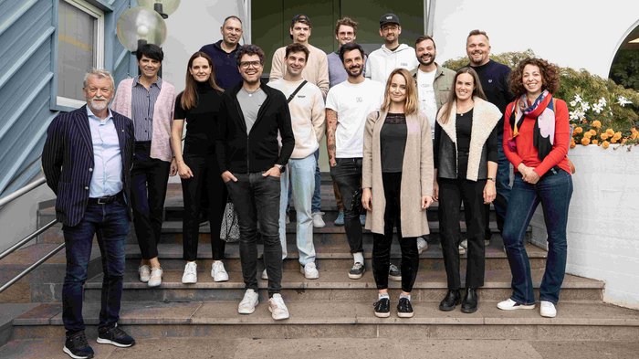Assemblea annuale dei fotografi e videomaker Foto di gruppo di 15 persone su una scalinata davanti a un edificio