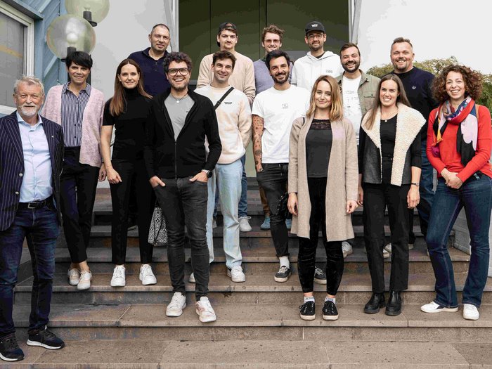 Assemblea annuale dei fotografi e videomaker Foto di gruppo di 15 persone su una scalinata davanti a un edificio