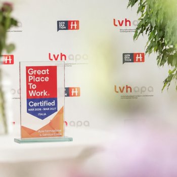 Jobs Great-Place-to-Work-Auszeichnung 2026–2027 vor einer Wand mit Logos und Pflanzen