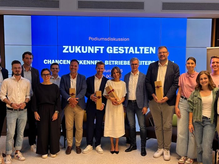 JUNGE WIRTSCHAFT: Mut zur Veränderung als Schlüssel für die Zukunft Podiumsdiskussion der Jungen Wirtschaft Südtirol hat stattgefunden Gruppe von Menschen bei Podiumsdiskussion vor Bildschirm mit Zukunft gestalten