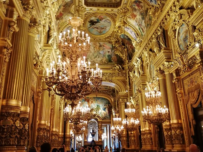 lvh-Seniorinnen und Senioren auf Frühlingsreise: Paris, mon amour! Prunkvoller Saal mit Kronleuchtern, goldener Dekoration und bemalter Decke