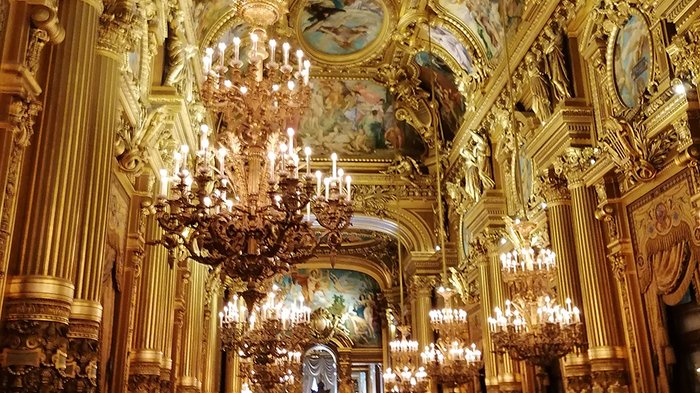 lvh-Seniorinnen und Senioren auf Frühlingsreise: Paris, mon amour! Prunkvoller Saal mit Kronleuchtern, goldener Dekoration und bemalter Decke