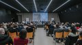 Anlaufstelle für Künstliche Intelligenz vorgestellt Fachkonferenz mit Publikum und Podiumsdiskussion im modernen Tagungsraum
