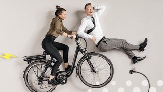 News Frau fährt elektrisch unterstütztes Fahrrad mit lachendem Mann daneben