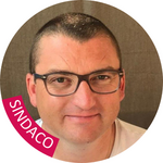 Burgraviato Primo piano di un uomo con occhiali su sfondo marrone