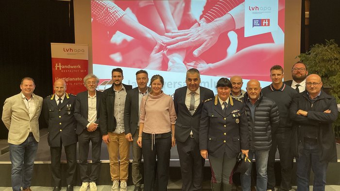 La consulta provinciale degli artigiani anziani di lvh.apa sceglie la presidenza Foto di gruppo di 13 persone davanti a uno schermo di presentazione a un evento