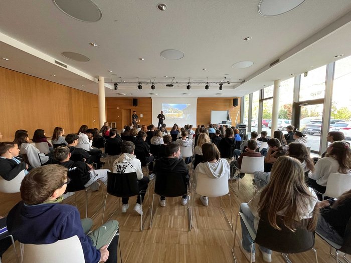 Mittelschule Lana: Berufe praxisnah erleben Schüler in einem Klassenraum sehen einer Präsentation auf einer Leinwand zu