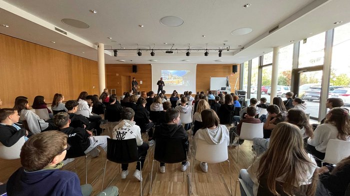 Scuola media di Lana: fare esperienza pratica delle professioni Studenti in aula che assistono a una presentazione su uno schermo