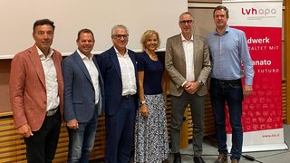 News Sechs Personen posieren vor einer Leinwand und einem Lvh Apa Banner