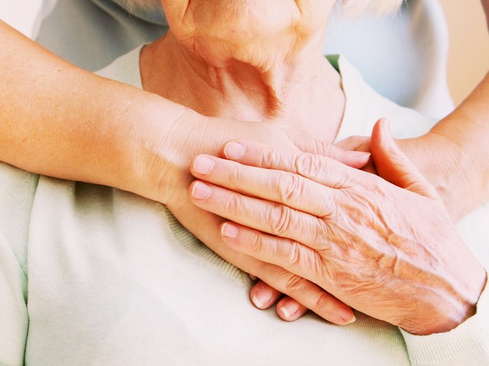 Bonus Pensionati Persona giovane che tiene affettuosamente la mano di un anziano