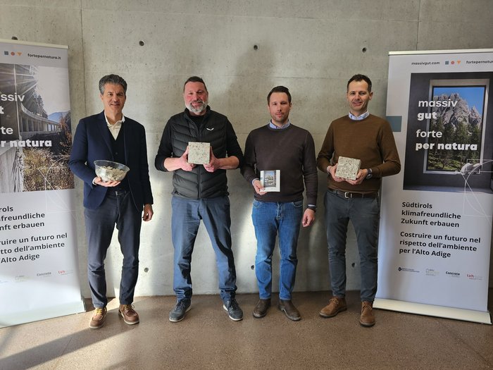 Initiative „massiv gut – forte per natura“ vorgestellt: Klimafreundliches und ressourcenschonendes Bauen Vier Männer präsentieren umweltfreundliche Baustoffe vor Betonwand und Bannern