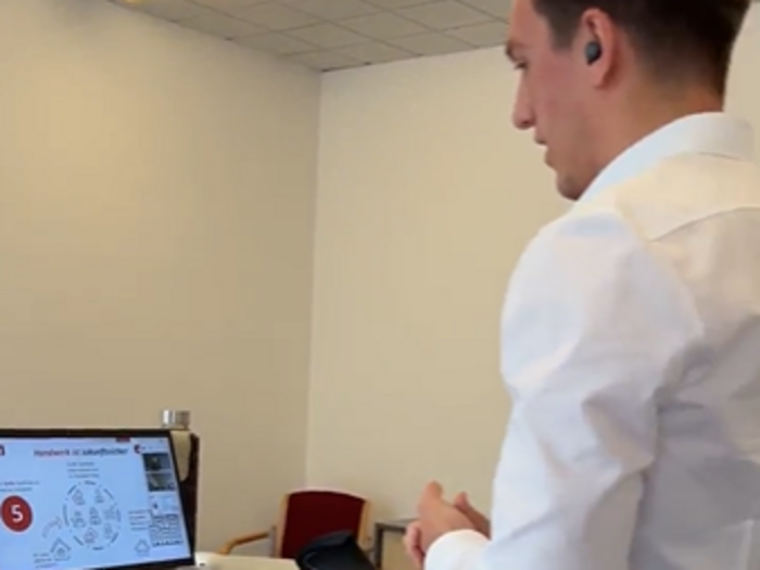 Mittelschule Gossensaß: Berufe praxisnah erleben Mann mit Headset hält Videokonferenz am Laptop in Büro