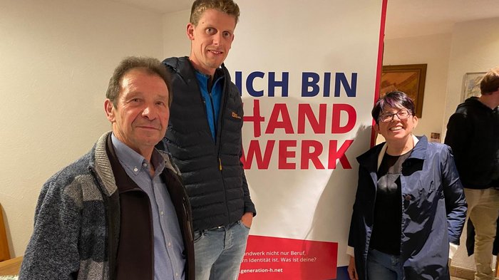 Chiusa: l'assemblea circondariale dà forti stimoli Tre persone in piedi davanti a uno striscione con il testo Ich bin Handwerk