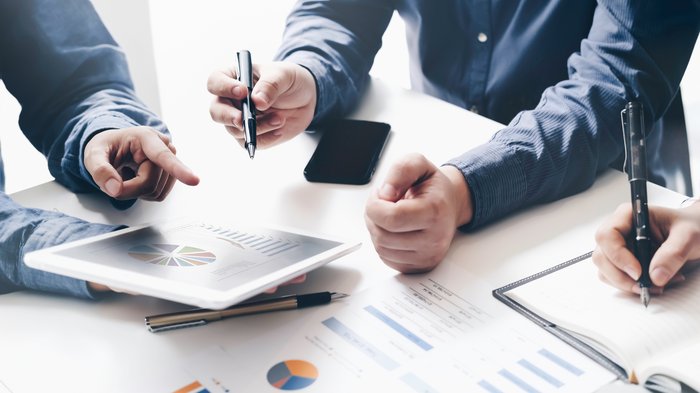 26 maggio – Giornata dei fondatori: lvh.apa garantisce il proprio sostegno Team che discute grafici e dati usando tablet e taccuino a una riunione