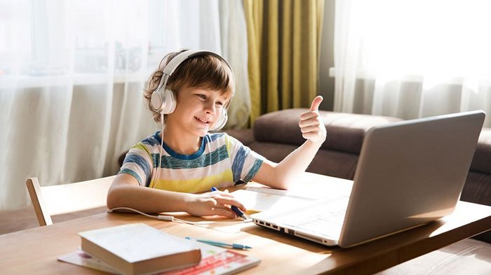 Digitale Vorstellung von Traumberufen Junge mit Kopfhörern beim Lernen am Laptop zeigt Daumen hoch