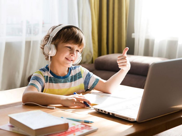 Digitale Vorstellung von Traumberufen Junge mit Kopfhörern beim Lernen am Laptop zeigt Daumen hoch