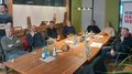 Gargazzone: confermata la guida a livello comunale Gruppo di uomini in una sala riunioni durante un incontro