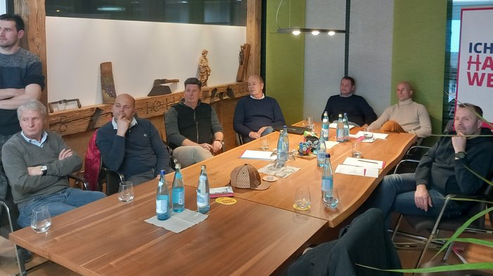 Gargazzone: confermata la guida a livello comunale Gruppo di uomini in una sala riunioni durante un incontro