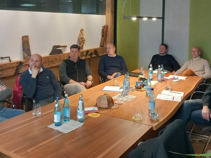 Gargazon: Ortsobmann bestätigt Gruppe Männer in einem Konferenzraum bei einem Treffen