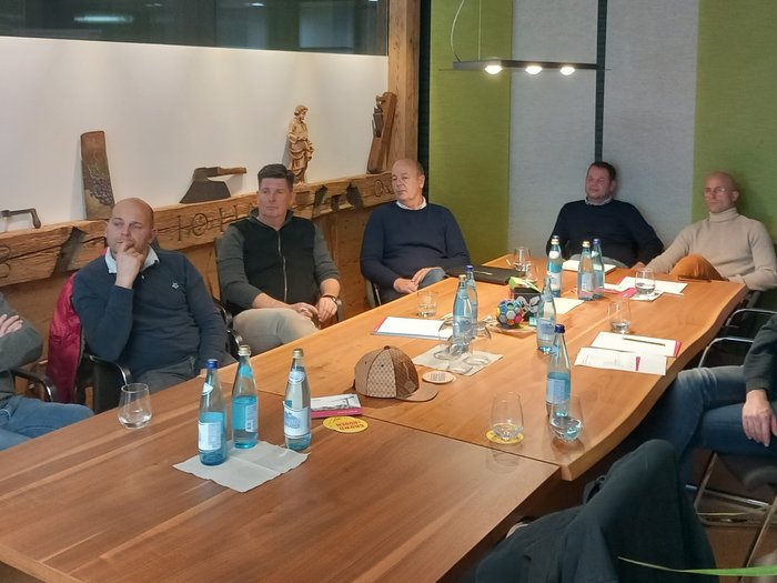 Gargazzone: confermata la guida a livello comunale Gruppo di uomini in una sala riunioni durante un incontro