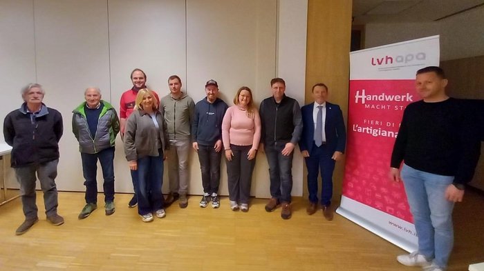 Die Justiz ist auch ein Wirtschaftsthema. Wählen gehen ist wichtig! Referendum am 22. und 23. März 2026 Eine Gruppe von neun Personen steht vor einer Wand und einem LVH-APA Banner